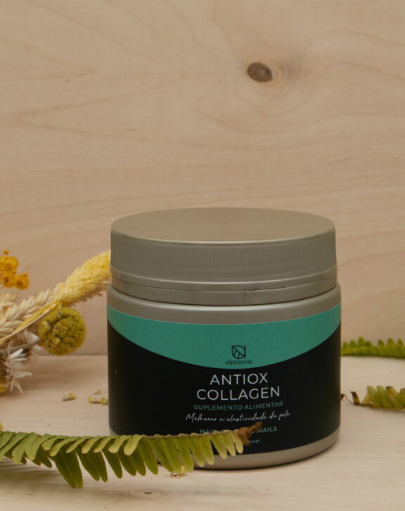 Food Supplement soluble powder based on collagen, vitamins, and minerals with sweetener.