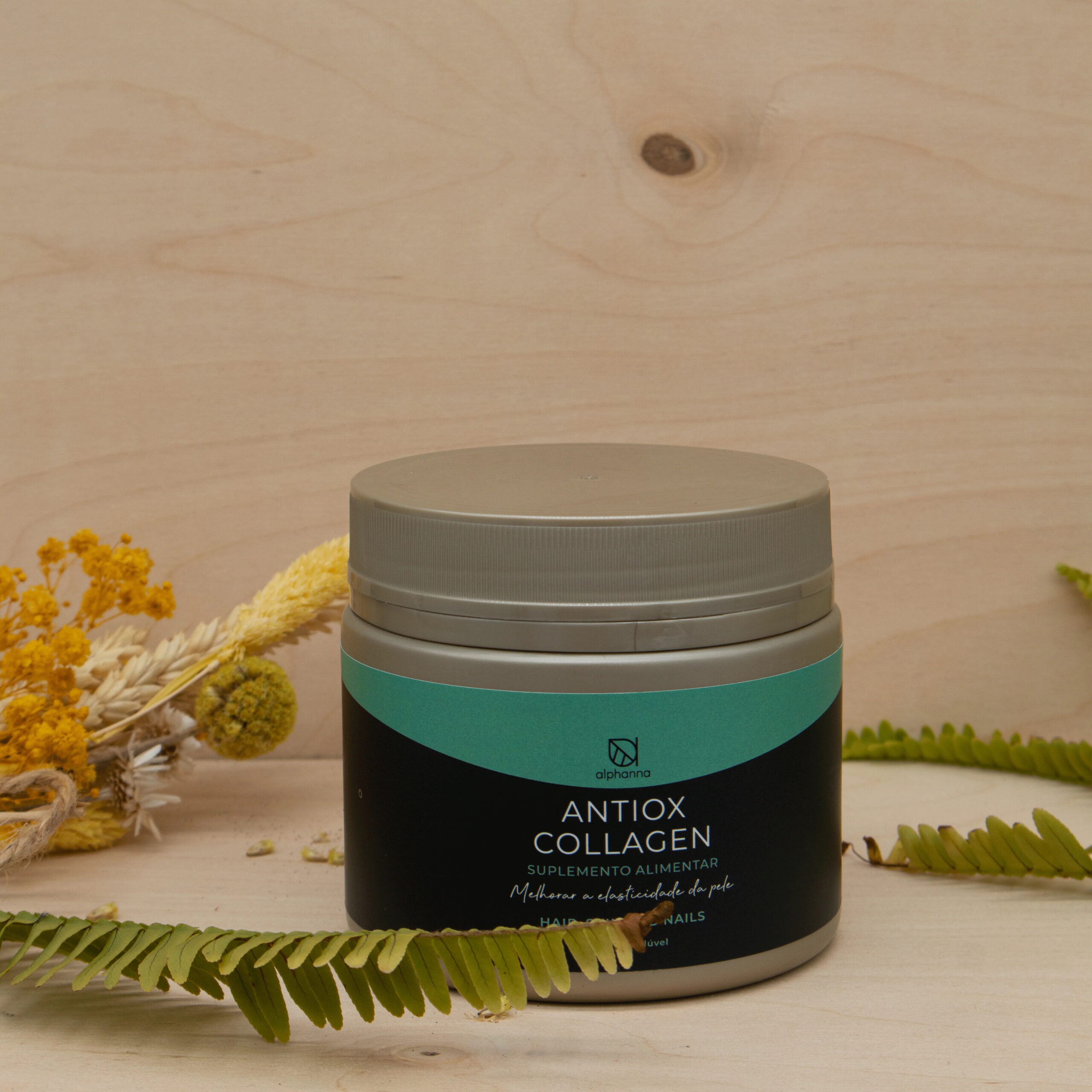 Food Supplement soluble powder based on collagen, vitamins, and minerals with sweetener.